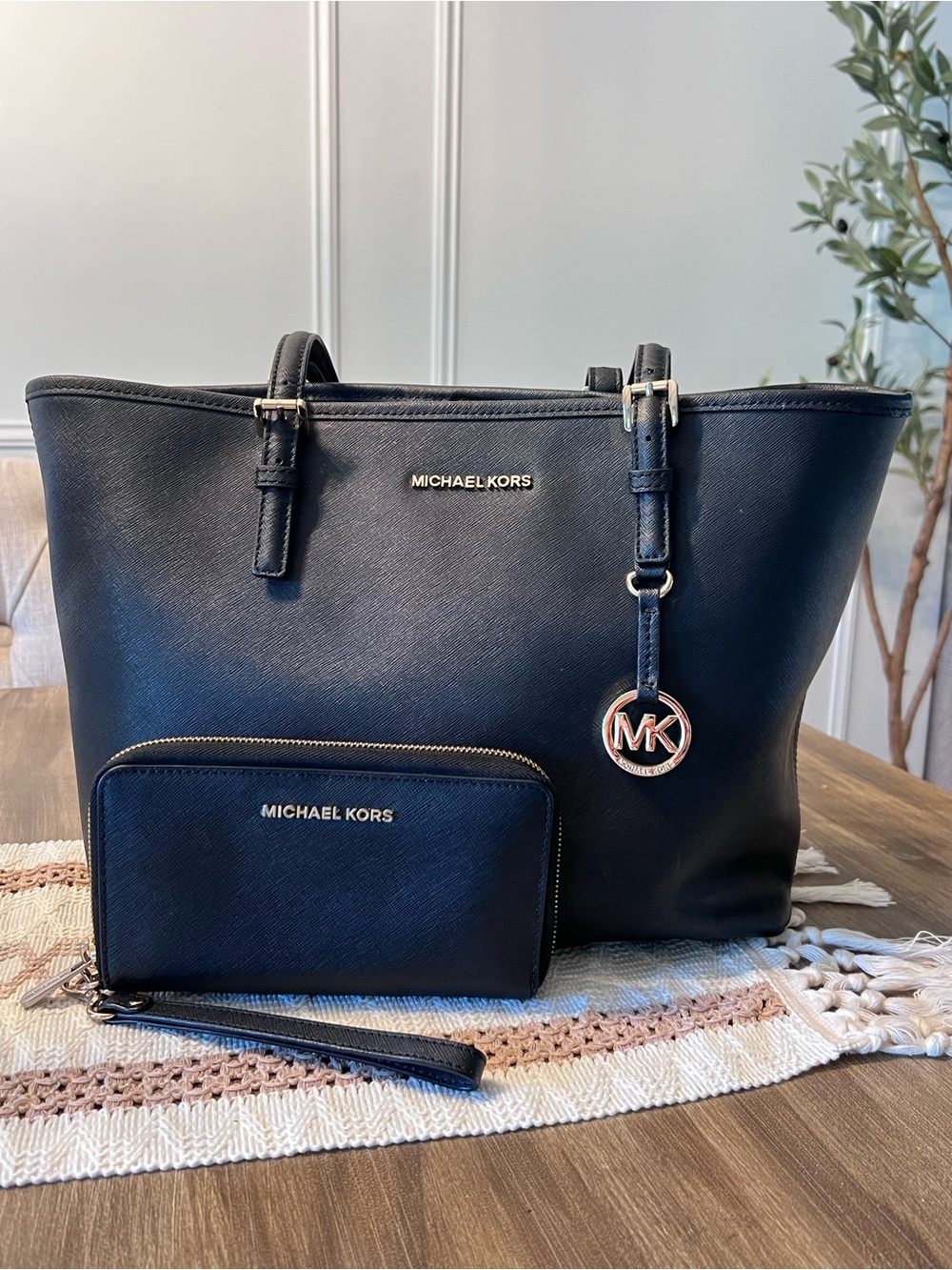 Michael Kors JetSet Tote/Handbag & Wallet Set